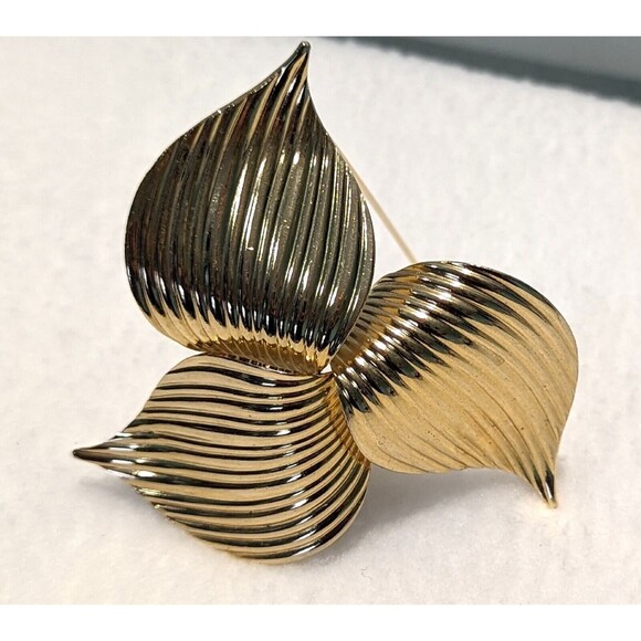 Sarah Coventry Gold Tone Ribbed Leaf Swirl Brooch - Picture 5 of 6